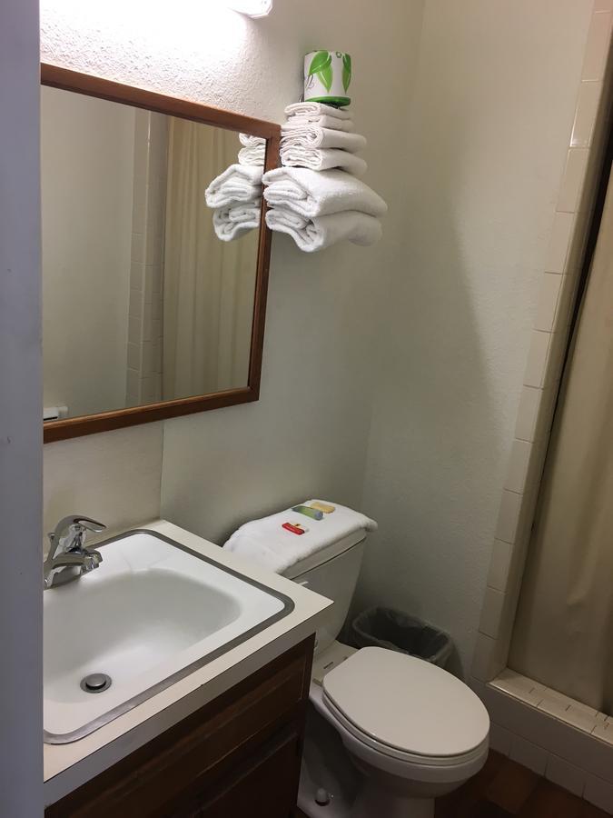 Skyliner Motel Stroud Екстер'єр фото