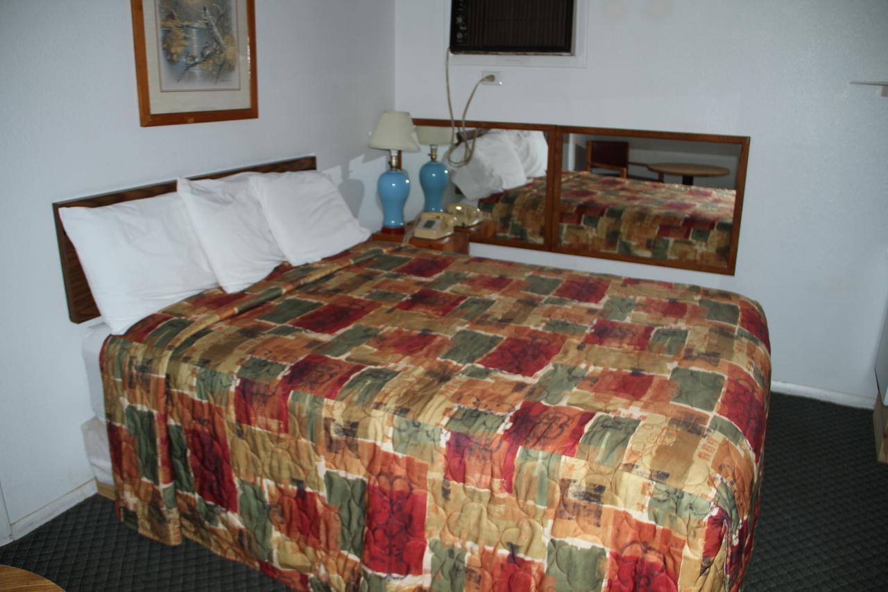 Skyliner Motel Stroud Екстер'єр фото